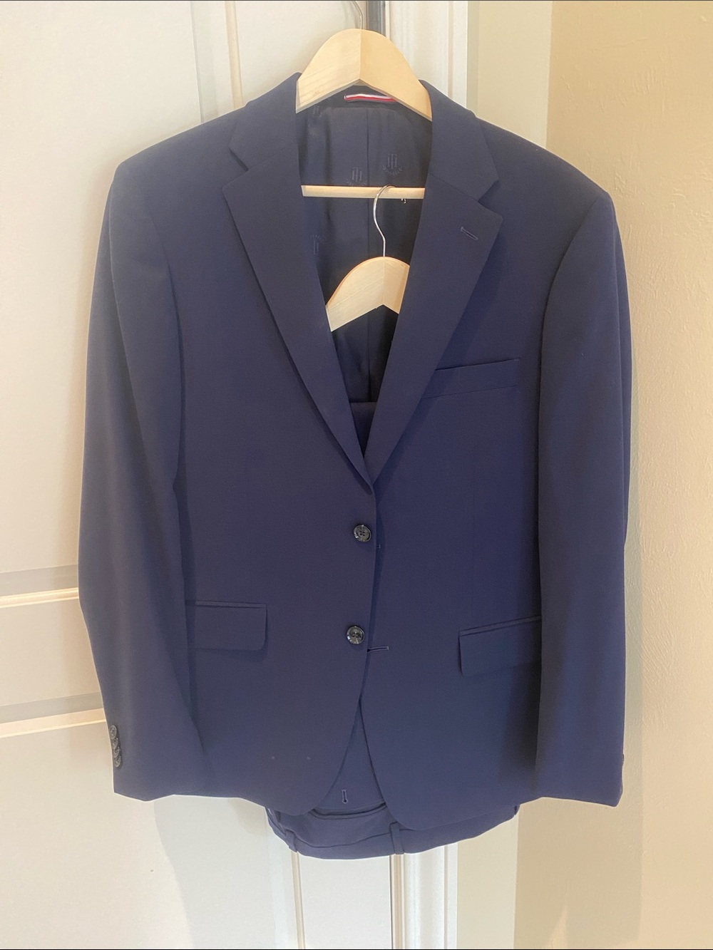 Tommy Hilfiger navy blue wool blend men’s suit 40 R 32 x 32.